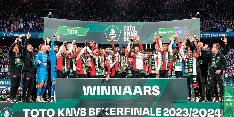 Jugadores del Feyenoord celebran el título ganado ayer.