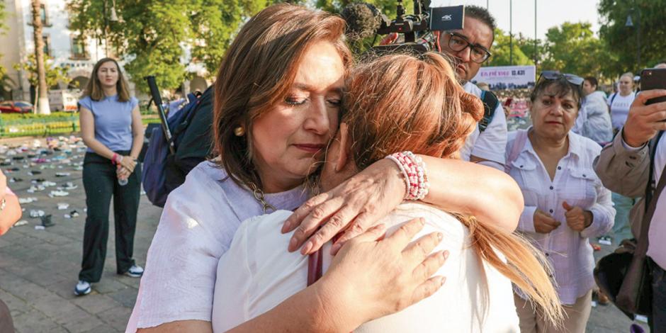 La abanderada de la oposición, Xóchitl Gálvez, abraza a una víctima, ayer.
