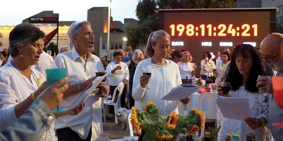 Israelíes realizan una ceremonia por las víctimas previo a la Pascua judía o Pesaj, ayer.