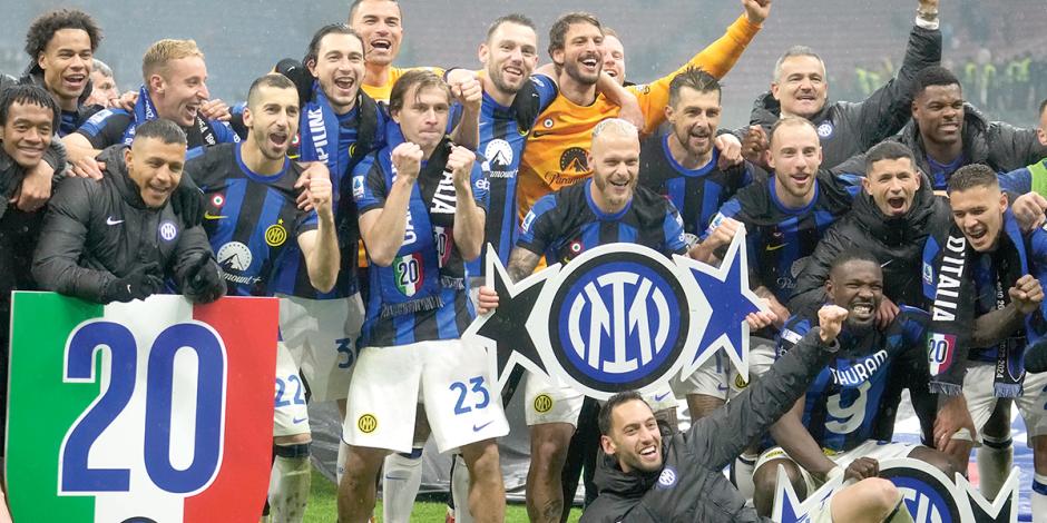 Futbolistas del club italiano celebran el título ganado, ayer.