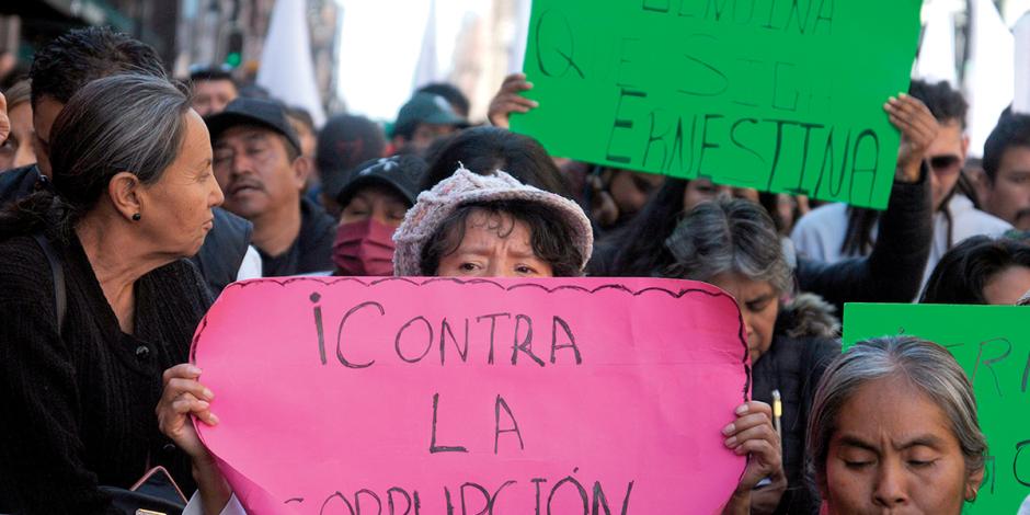 Simpatizantes de Ernestina Godoy, el 8 de enero, afuera del Congreso de la CDMX.