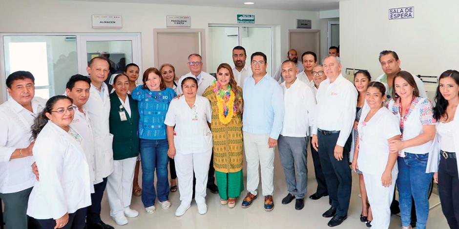 La gobernadora de Guerrero, Evelyn Salgado (centro), ayer con personal de la nueva clínica de Ometepec.