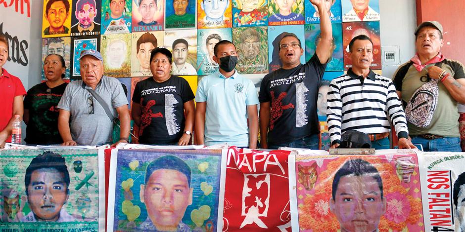 Madres y padres de los 43 normalistas desaparecidos, el pasado 7 de marzo en Tixtla, Guerrero.