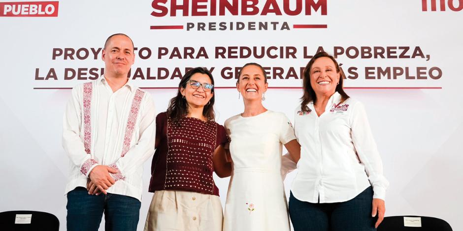 La abanderada presidencial de la 4T (3a de izq. a der.) acompañada de la candidata por la gubernatura de Veracruz (der.), ayer, en Tuxpan.
