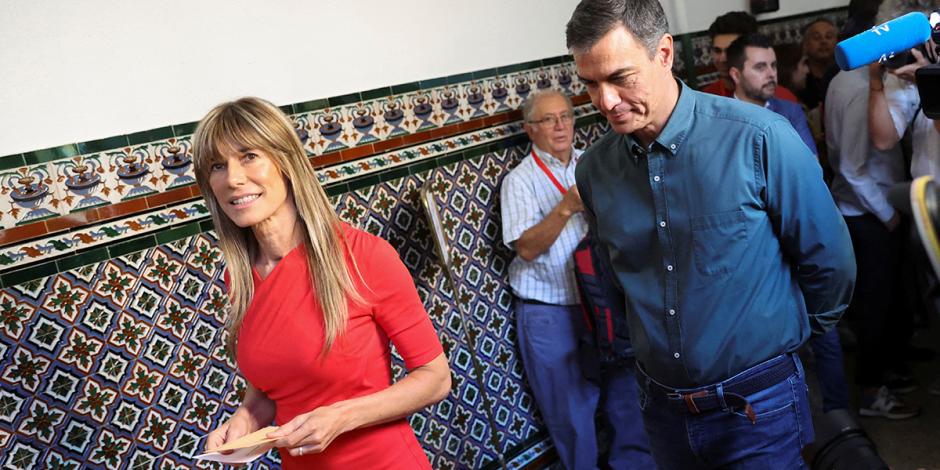 El mandatario Pedro Sánchez acompaña a su esposa, Begoña Gómez, en la jornada electoral del 2023.