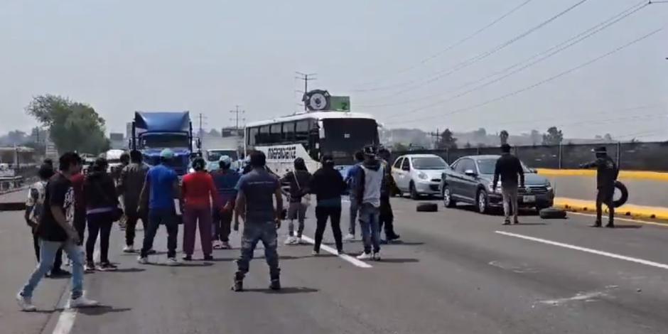 Bloquean autopista México-Puebla.