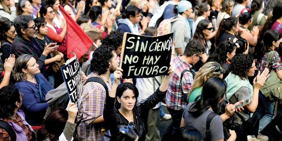 Miles de estudiantes argentinos protestan contra los recortes de Milei a las universidades.