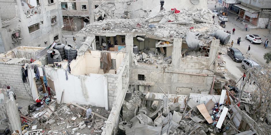 Ciudadanos gazatíes conviven en medio de casas y edificios destruidos por los ataques israelíes, ayer.