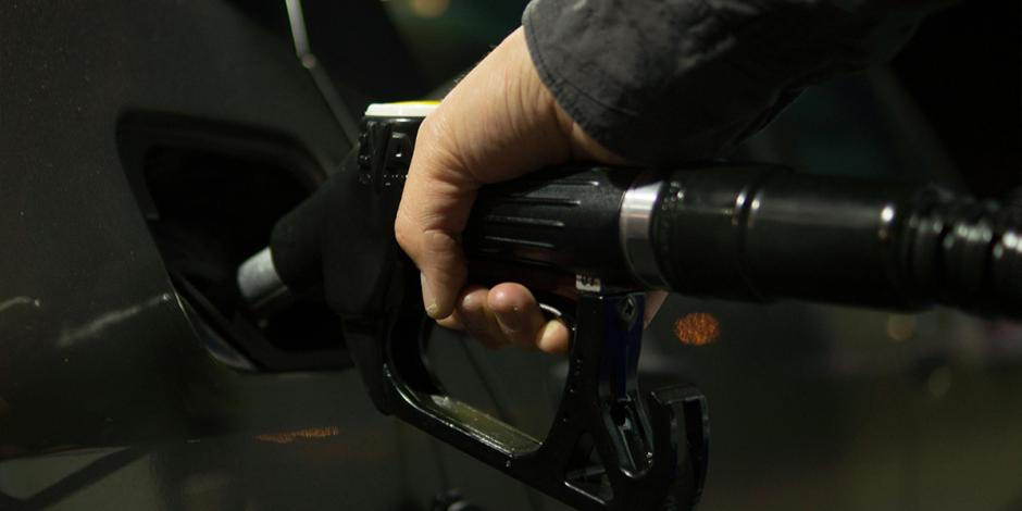 Imagen ilustrativa de una persona cargando gasolina en su automovil