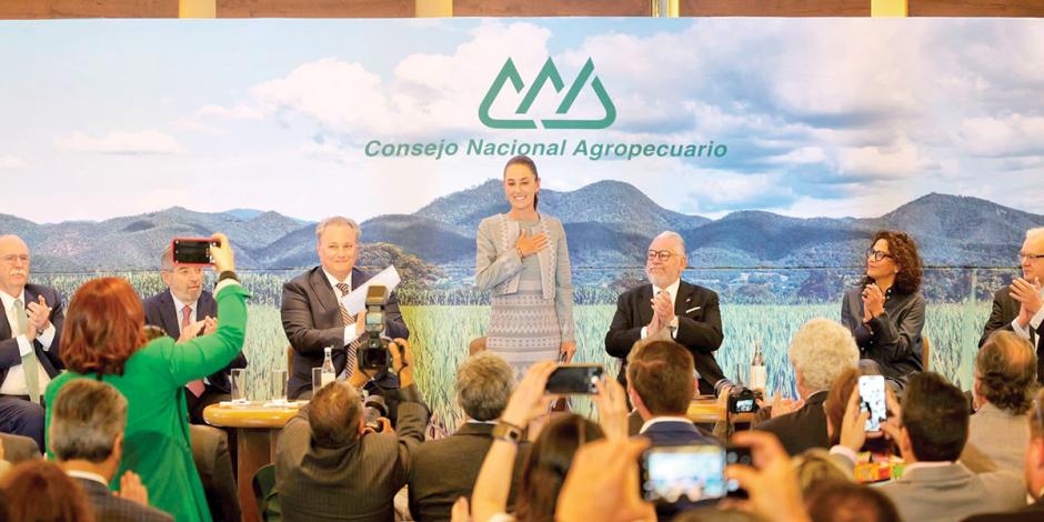 La candidata presidencial de la Cuarta Transformación (al centro) con integrantes del Consejo Nacional Agropecuario, ayer.
