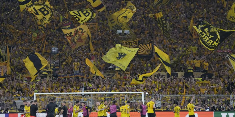 Jugadores del Dortmund celebran con su afición el triunfo de ayer.