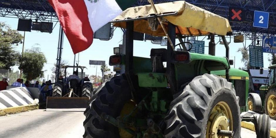 Los campesinos bloquean la caseta en Mazatlán con sus tractores, ayer.