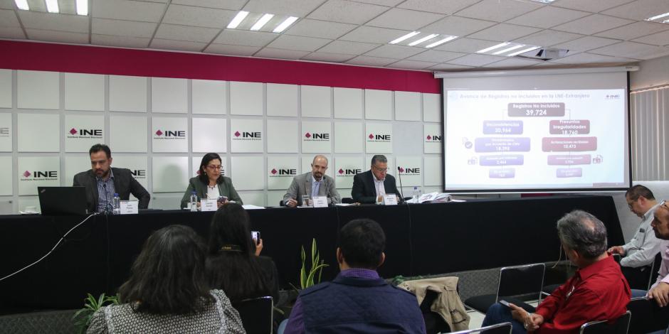Consejeros de la Comisión de Voto de Mexicanos en el Exterior del INE, en conferencia de prensa, ayer.