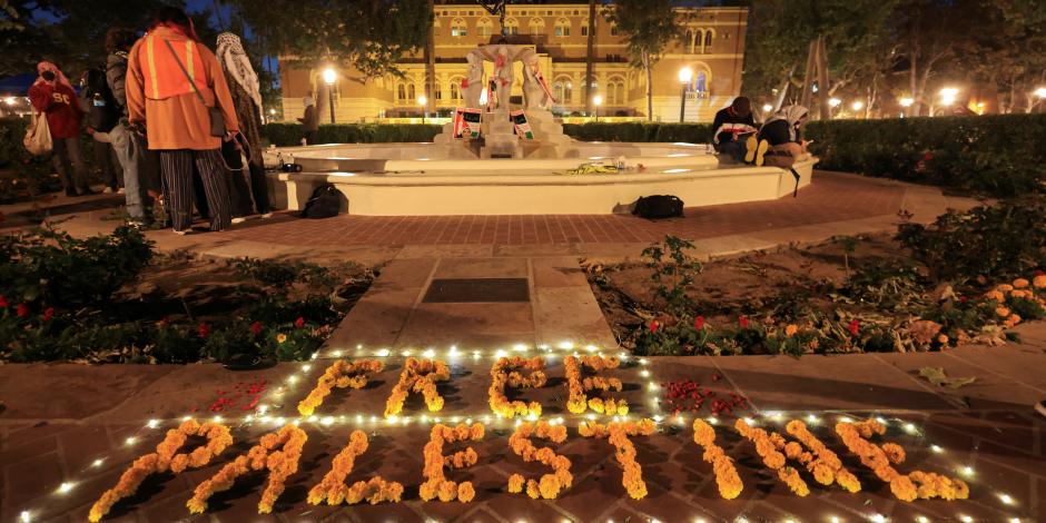 Con flores y luces, universitarios exigen detener la guerra en Gaza.