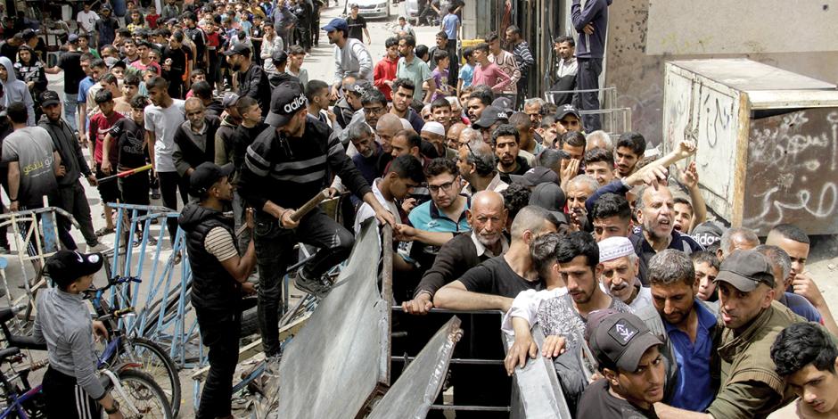 Palestinos hacen fila para comprar pan en la ciudad de Gaza, el pasado 18 de abril.