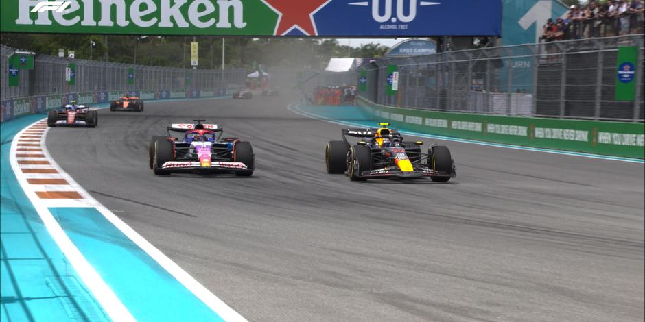 Daniel Ricciardo es superado por Checo Pérez en el sprint del GP de Miami de F1