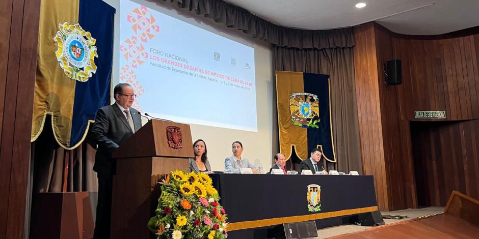 El rector de la UNAM, Leonardo Lomelí, al presidir el foro, ayer.