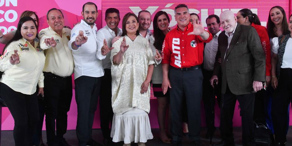 Xóchitl Gálvez, líderes nacionales y candidatos de PRI, PAN y PRD, ayer.