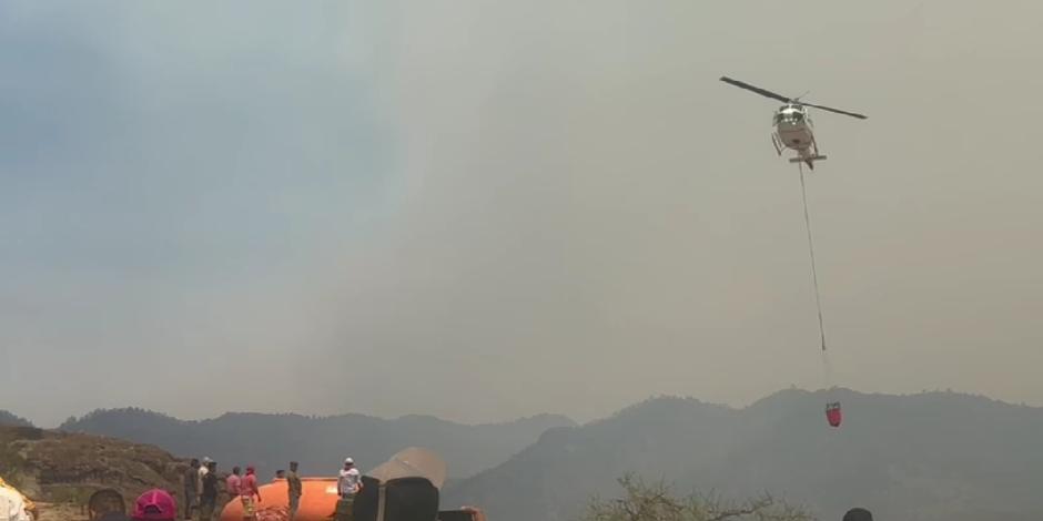 5 aeronaves combaten incendio forestal en Santa María, San Luis Potosí.