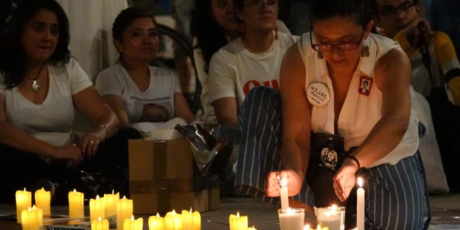 Madres buscadoras exigieron justicia por la vida de sus hijos desaparecidos en una velada de memoria y solidaridad en el Monumento a la Madre.