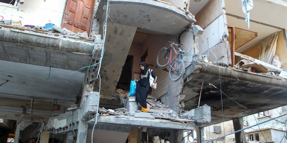 Entre inmuebles semidestruidos en Rafah, residentes buscan ayuda y refugio, ayer.