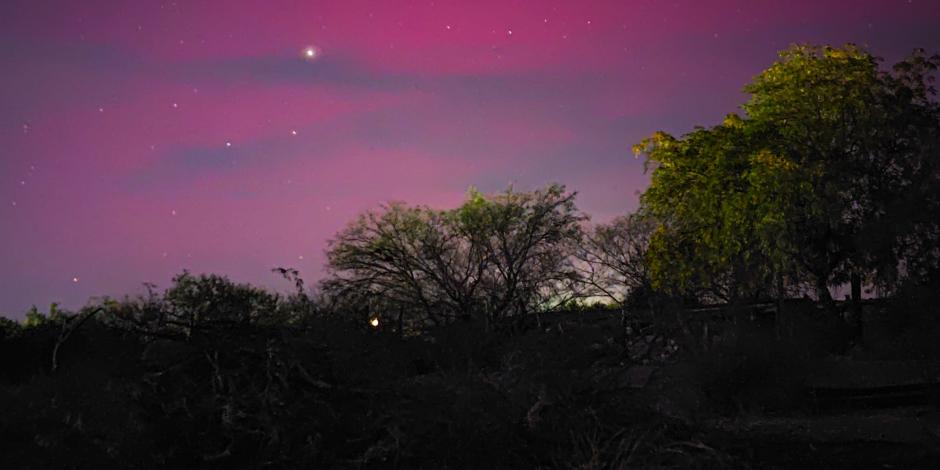 Usuarios de redes han compartido imágenes de las auroras boreales en México.