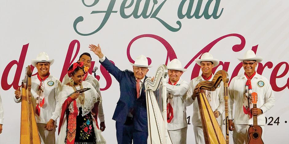 El presidente y un grupo de mariachis ayer en Palacio Nacional.