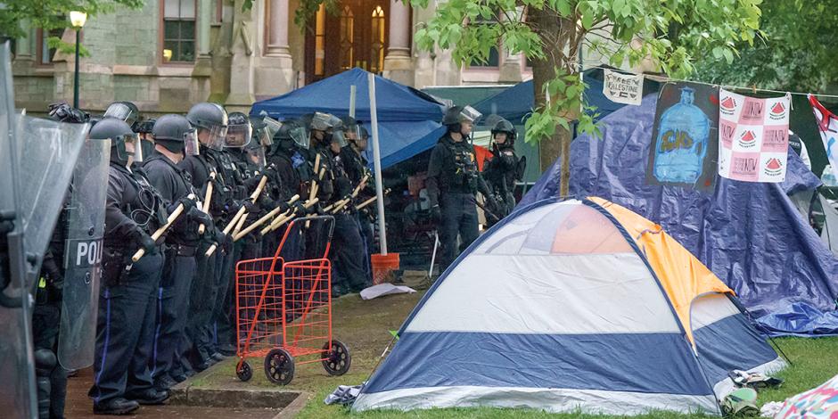 Policías llegan al campamento pro-Palestina en la Universidad de Pensilvania, ayer.