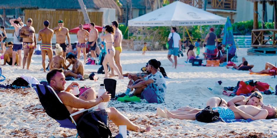 Turistas disfrutan del sol en Playa del Carmen, Quintana Roo el pasado 4 de mayo.