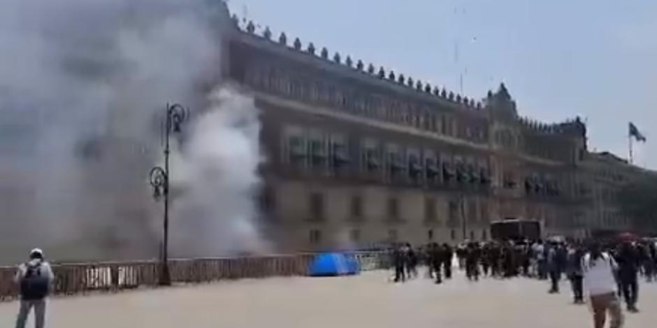 Avientan petardos a Palacio Nacional.