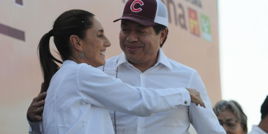 Claudia Sheinbaum y Mario Delgado se saludan luego del discurso del dirigente de Morena en el Estado de México.