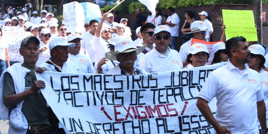 Maestros pertenecientes al Sindicato Nacional de Trabajadores de la Educación marchan el pasado 1 de mayo.