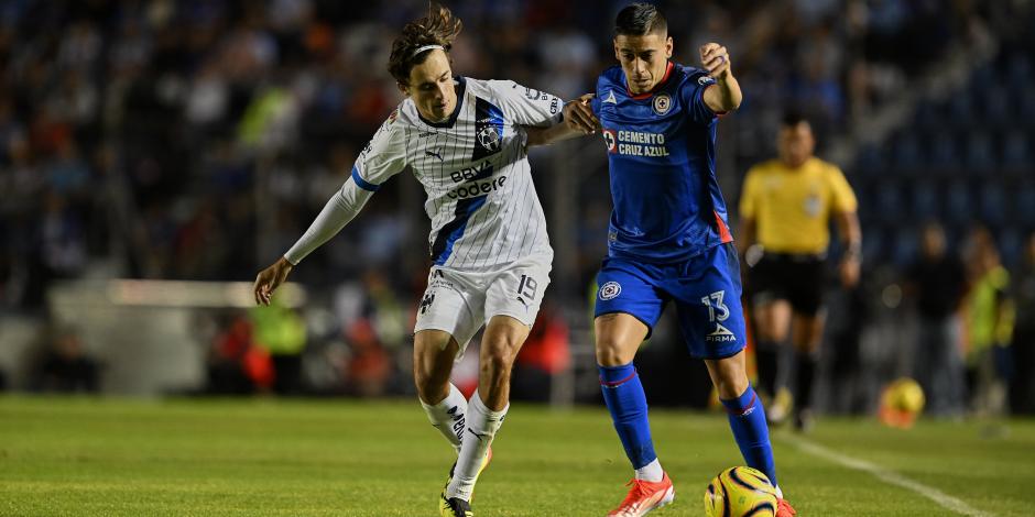 Jordi Cortizo y Camilo Cándido luchan por un balón en el duelo más reciente entre Monterrey y Cruz Azul.