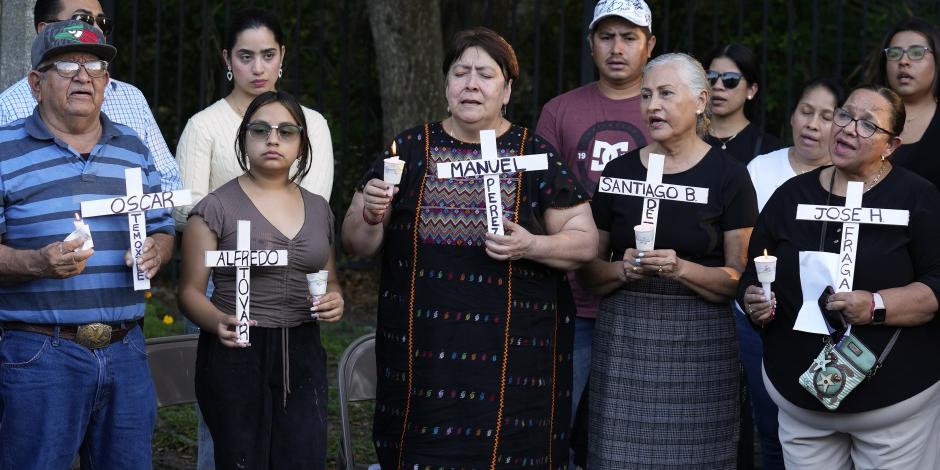 Familiares de las víctimas mortales durante una vigilia en la Asociación de Trabajadores Agrícolas, ayer.