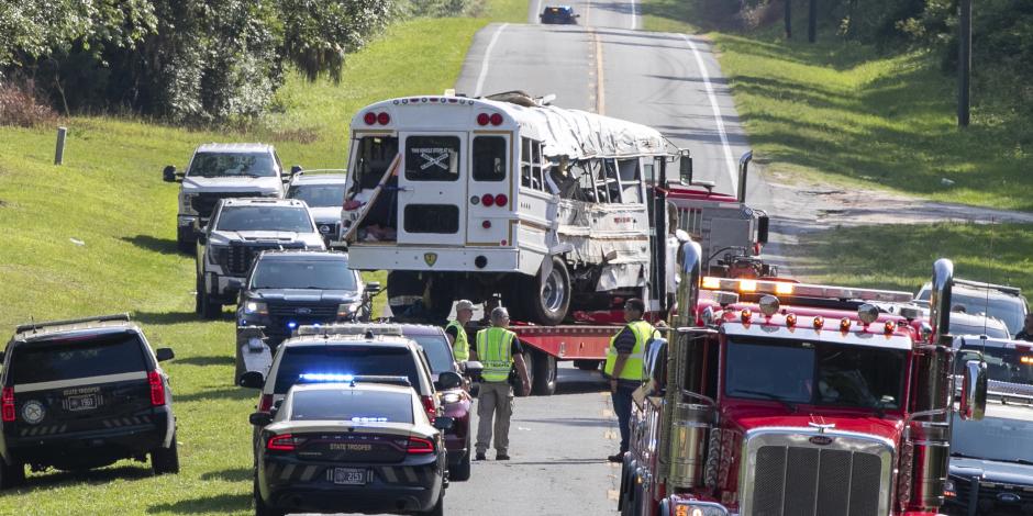Autoridades de Estados Unidos trabajan en la escena del accidente del autobús, el martes 14 de mayo.