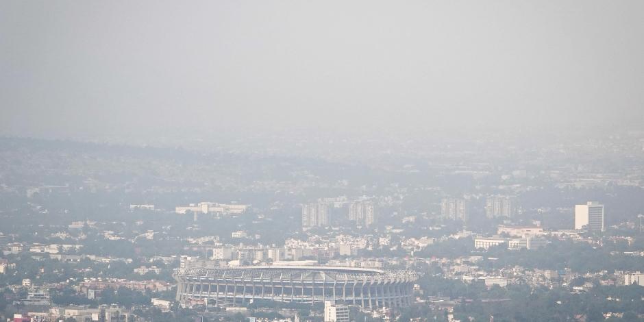 Vista aérea del Estadio Azteca en la cual se aprecia la contaminación de ayer.