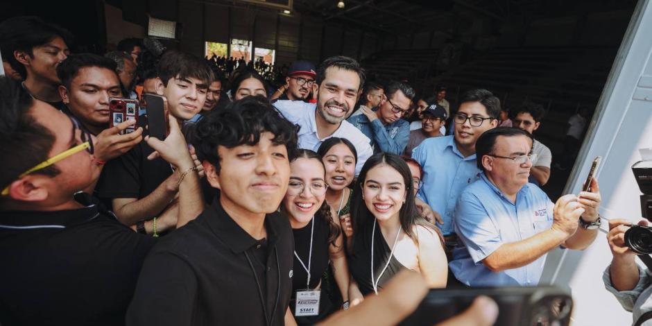 El aspirante presidencial de Movimiento Ciudadano (centro) con universitarios de Oaxaca, ayer.