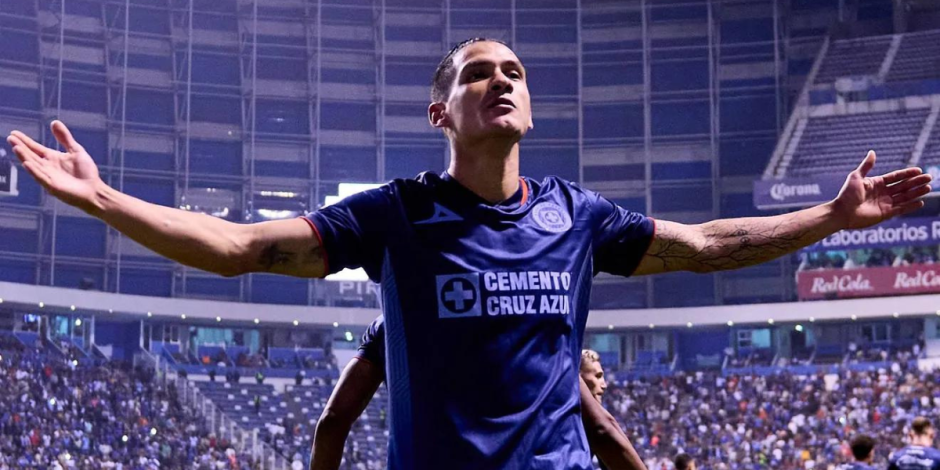 Uriel Antuna sorprende al mostrar representativa playera de Cruz Azul
