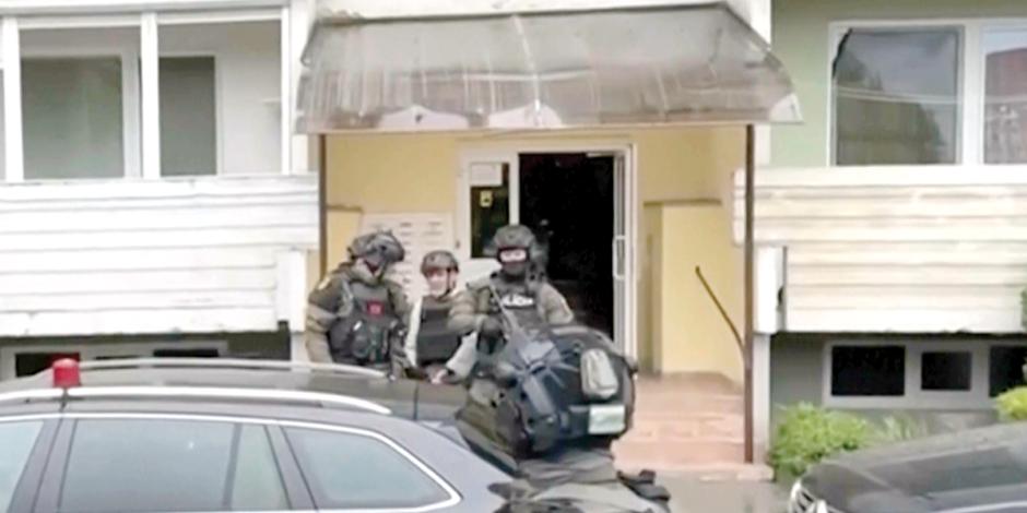 La policía eslovaca escolta, ayer, al presunto sospechoso de atacar al primer ministro el pasado miércoles.