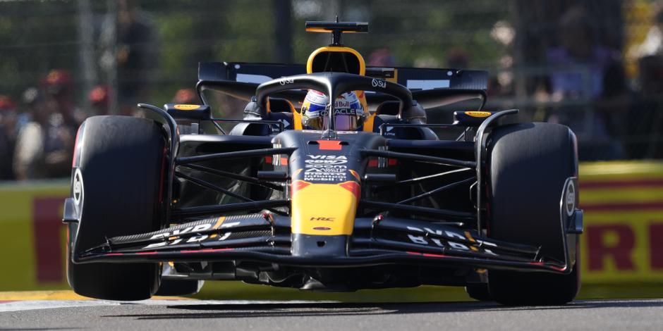 El piloto holandés de Red Bull Max Verstappen conduce su auto durante la sesión de clasificación para el Gran Premio de Fórmula 1 de Emilia-Romaña,