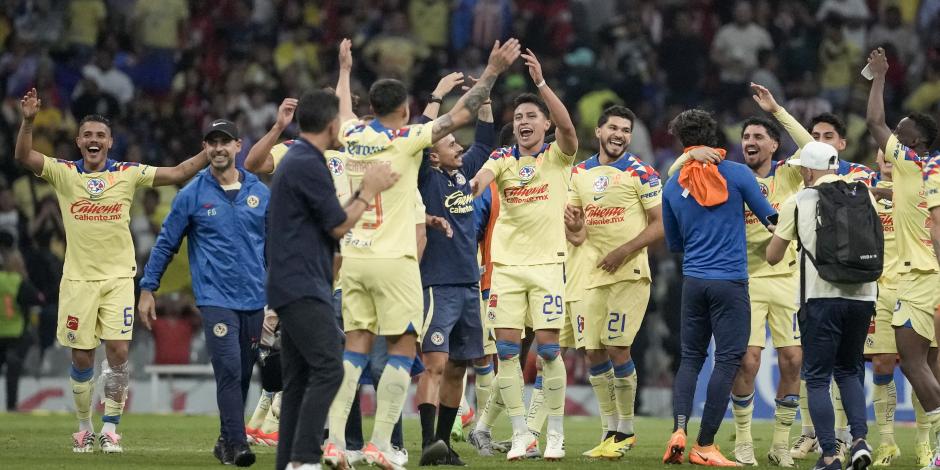 Futbolistas del América festejan su pase a la final de la Liga MX después de vencer a Chivas en el Estadio Azteca.