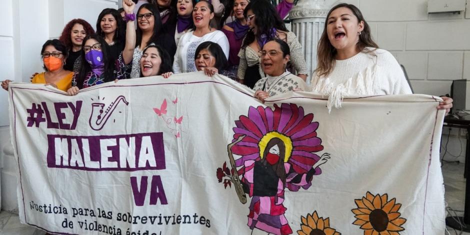 as activistas Maria Elena Ríos y Elisa Xolalpa, víctimas de ataques con ácido, celebraron en el Congreso de la Ciudad de México la aprobación de la llamada "Ley Malena".