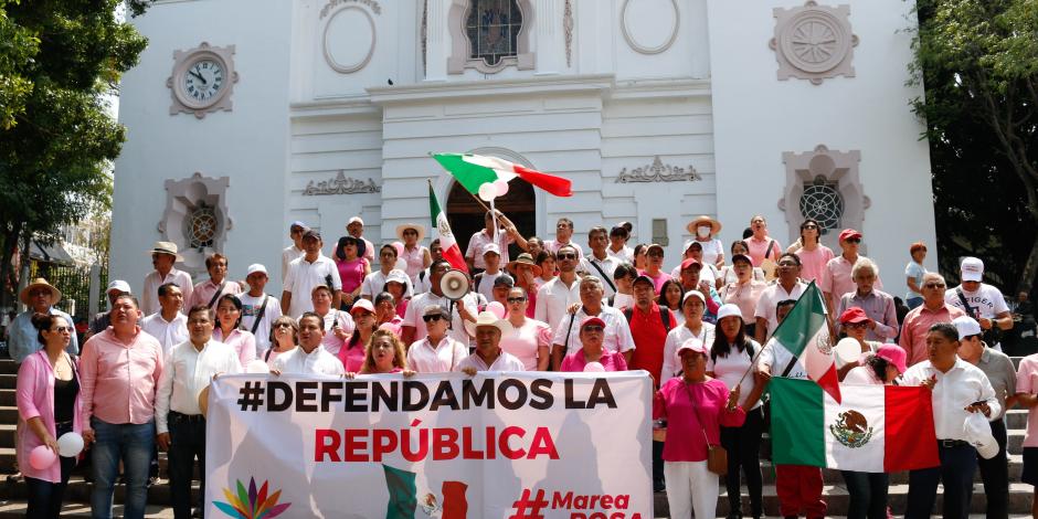 Al grito de “Democracia sí, dictadura no”, simpatizantes marcharon en el centro de la capital de Guerrero.