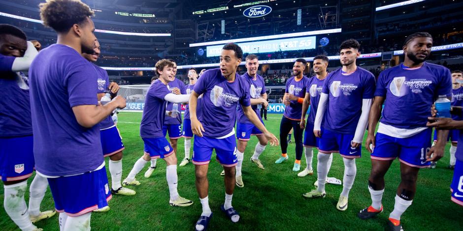 Jugadores de Estados Unidos celebran el último título que ganaron con su selección sobre México.