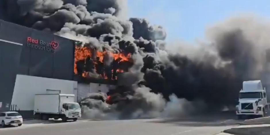 Se registra fuerte incendio frente a un parque industrial en Querétaro.