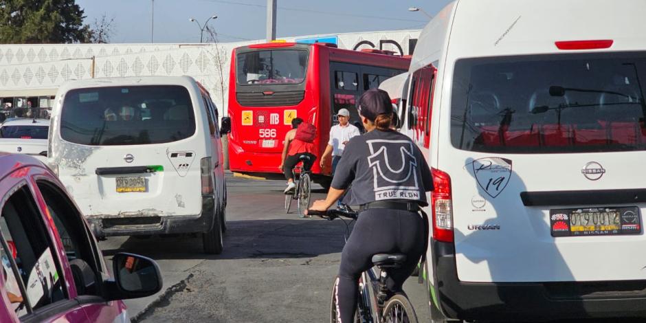 Ciclistas sortean los vehículos y el transporte público, ayer.