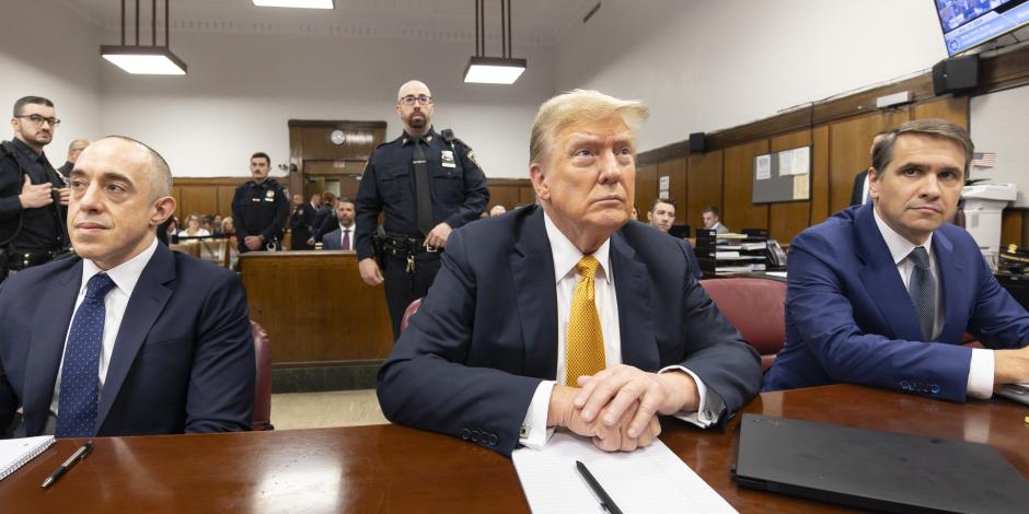 Donald Trump, junto a su abogado, escucha el cierre de testimonios, ayer.