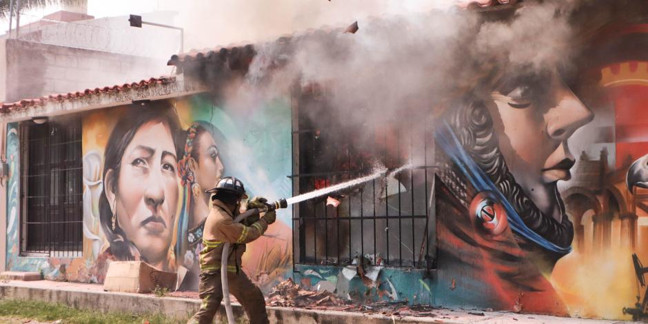 Bomberos de Chiapas atacaron el fuego que provocó una bomba molotov que lazó un presunto maestro, ayer.
