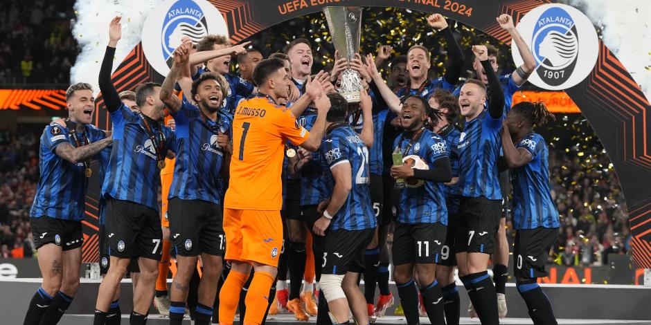 Futbolistas del Atalanta festejan con el trofeo en Dublín, ayer.