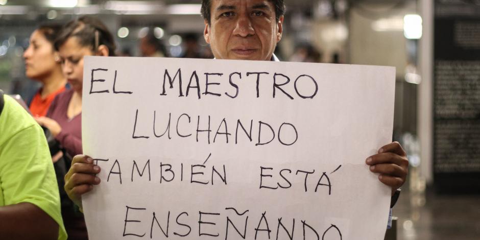 Maestros de la CNTE se manifiestan de manera pacífica en las inmediaciones del Metro, ayer.